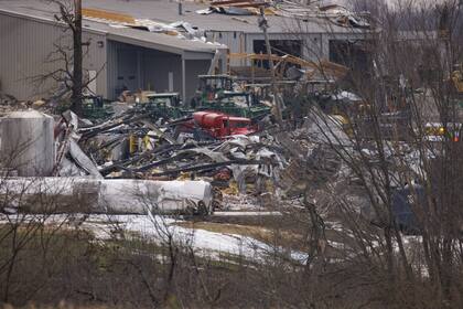 Vista general del edificio derrumbado de Mayfield Consumer Products (primer plano) donde los trabajadores estaban presentes cuando llegó el tornado el viernes por la noche el 11 de diciembre de 2021
