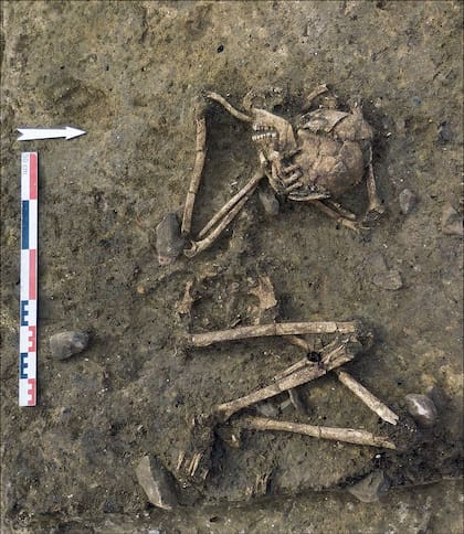 Vista general del entierro con el cráneo de la mujer sobre el pecho