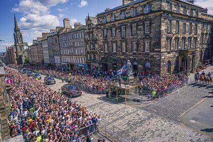 Vista general del recorrido de los Reyes por las calles de Edimburgo a bordo de un Rolls-Royce granate (claret, el color oficial de la casa real).