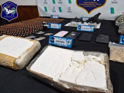 Vista general del secuestro: pastillas de éxtasis, cocaína, marihuana, ketamina, armas y teléfonos celulares