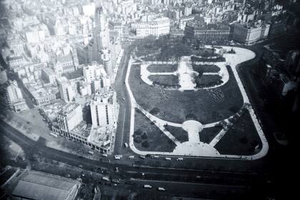 Vista aérea de la Plaza San Martín y del sector que ocupó el Pabellón Argentino.