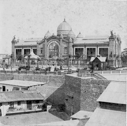 Detrás, el pabellón. Adelante, las casas que fueron expropiadas en 1932.