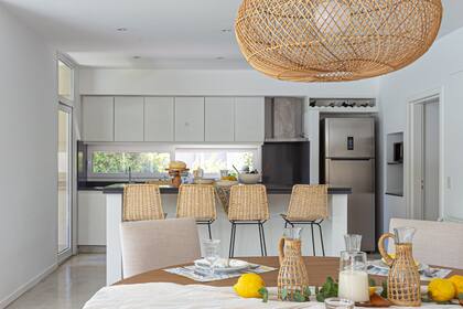 Vista hacia la cocina integrada.