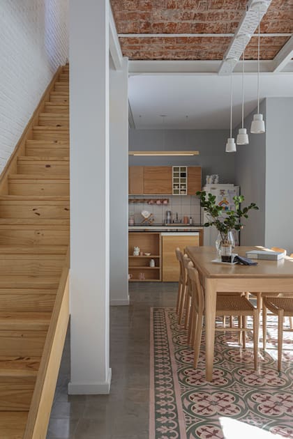 Vista hacia la cocina desde el comedor, en línea con la escalera.