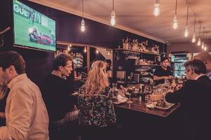 Vendía fotocopiadoras y abrió el restaurante argentino en París que convoca a las estrellas del fútbol