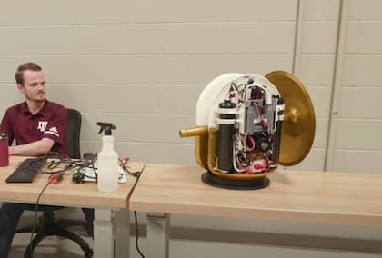 Vista interior del mecanismo y el péndulo que permiten que RoboBall pueda moverse (YouTube/Texas A&M University College of Engineering)