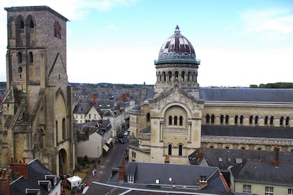 Vista lateral de la Basílica de San Martín de Tours, en la ciudad de Tours, Francia