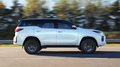 Vista lateral de la nueva versión de la Toyota SW4 GR-S