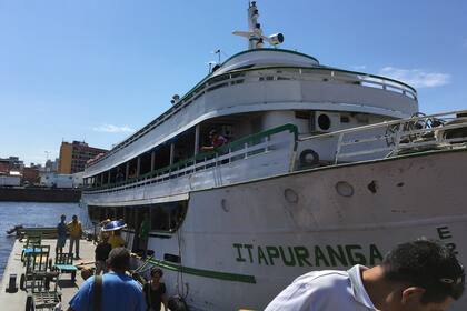 Vista lateral del barco