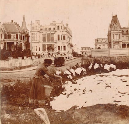 Vista noreste del palacio Dose (a la derecha) tomada desde la barranca (hoy calle Posadas). Las lavanderas secaban la ropa al sol en la subida de la calle Ayacucho.