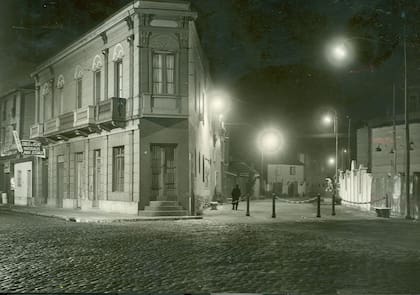 Vista nocturna de Caminito a mediados de los años 50.