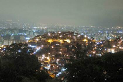 Vista nocturna de Caracas, una ciudad con muchos crímenes por día