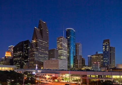 Vista nocturna de Houston, Texas; se mantienen diferentes cierres de calles activos