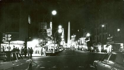 Vista nocturna de la avenida Corrientes tomada el 3 de octubre de 1983