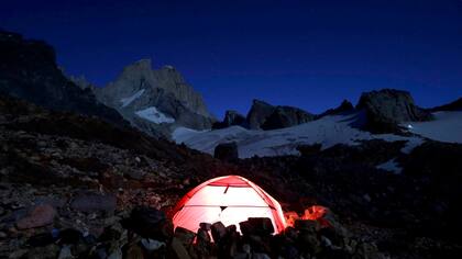 Vista nocturna del campamento Piedra Negra