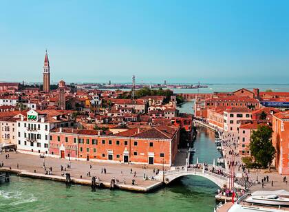 Vista panorámica de edificios, terrazas y el puente del río dell''Arsenale, junto a uno de los edificios principales de la Bienal