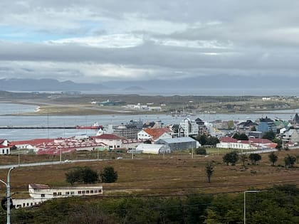 Vista panorámica de la ciudad de Ushuaia y el canal de Beagle.
