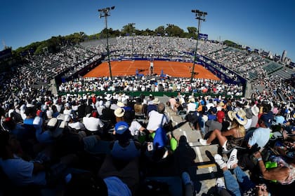 Vista panorámica del court central del Buenos Aires Lawn Tennis Club, escenario emblemático del tenis nacional.