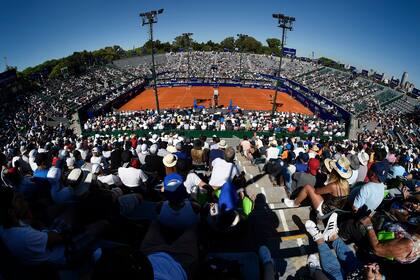 Vista panorámica del court central del Buenos Aires Lawn Tennis Club, escenario emblemático del tenis nacional.