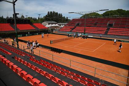 Vista panorámica del estadio que recibirá la serie de Copa Davis entre la Argentina y Kazajistán, en el Jockey Club Rosario