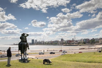 Vista panorámica desde la explanada Marosa Di Gorgio, en un espléndido día de sol