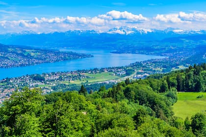 Vista panorámica sobre el lago de Zúrich en Suiza