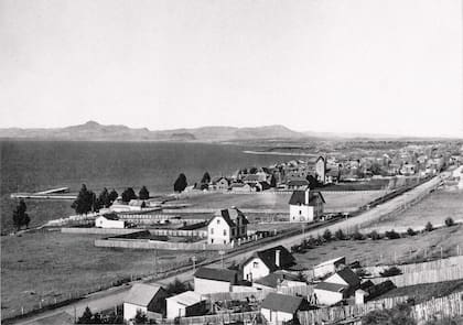 Vista parcial de la Av. San Martín. A la derecha, se ve la casa de la familia Magistrali, a la izquierda las de las familias De Pellegrin y Marciani. Atrás el conjunto del Centro Cívico, inaugurado en 1940