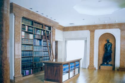 Vista parcial de la biblioteca de La Torcaza desde el Salón del Spinario (foto: Libro "La Torcaza")