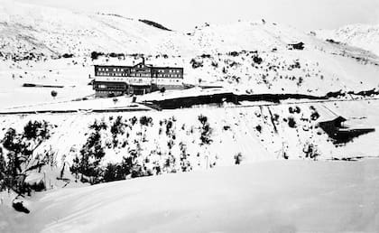 Vista parcial del Catedral Ski Hotel. C. 1954
