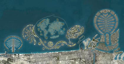Vista satelital de las islas artificiales construidas en Dubái, reconocidas por su diseño geométrico y su desarrollo turístico e inmobiliario