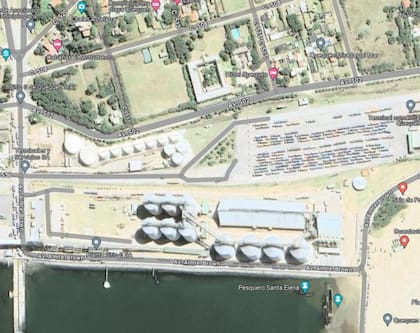 Vista satelital del Hotel Quequén, que quedó escondido detrás de los silos y de la playa de carga y descarga del puerto Quequén