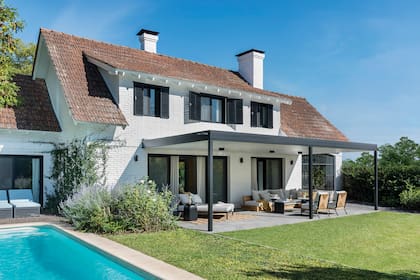 Vista total. A la nueva pérgola de hierro con chapas traslúcidas y listones de kiri pintados con esmalte sintético gris en el techo (Mazzinghi Sánchez Arquitectos) le sigue el cerramiento de la antigua zona de parrilla.