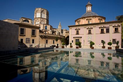 Vista trasera de la catedral y techo
acristalado que cubre las ruinas de la antigua ciudad romana de Valentia.
