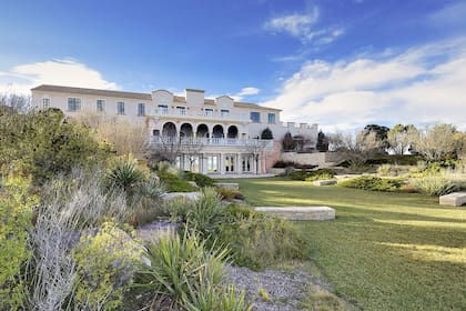 Vista trasera de la mansión principal de Zorro Ranch, la propiedad de Jeffrey Epstein en el estado de Texas (foto: realtor.com)