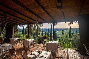 Vistas a las colinas y cipreses centenarios desde el restaurante de Laticastelli