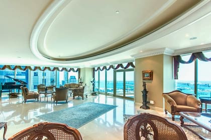 Vistas al océano rodean el penthouse de lujo en Dubái.