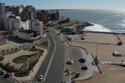 "A partir del notable crecimiento de casos de coronavirus a lo largo de los últimos días, y teniendo en cuenta que habiendo transmisión comunitaria en la ciudad se aguardan entre dos y tres semanas de altos registros de contagiados, Mar del Plata retroceda a fase 3”, dijo el jefe comunal