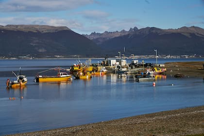 Vistas de Puerto Almanza, pueblo austral de pescadores frente al canal del Beagle.