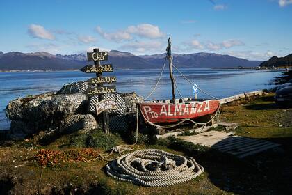 Vistas de Puerto Almanza, pueblo austral de pescadores frente al canal del Beagle.