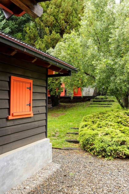 Vistas del jardín muy bien cuidado, con gruesos escalones de madera para sortear cómodamente la pendiente.