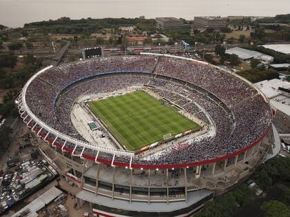 Vistas desde el dron de LA NACION del estadio Más Monumental y del público argentino