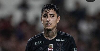 Vistiendo los colores del Flamengo.