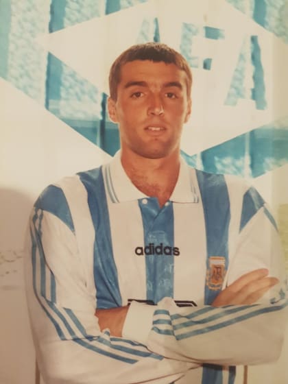 Vistió la celeste y blanca durante en los ciclos de Basile y Passarella, con el que disputó dos Copas América y un Mundial.