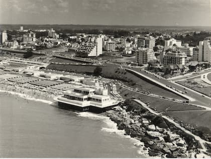 Visto desde el aire, con Playa Grande en verano como escenario; a su izquierda, un lote vacío, en el que más adelante estará el hotel Costa Galana