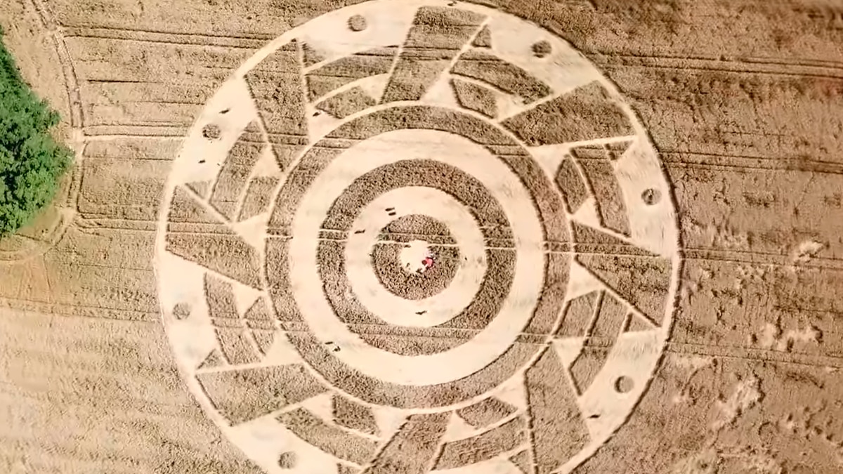 Encuentran un misterioso círculo con símbolos simétricos en un campo de Alemania - LA NACION