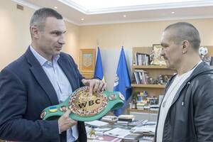 Vitali Klitschko y Oleksandr Usyk; la alcaldía de Kiev y los popes del ejercito ucraniano decidieron “liberar” de las armas a uno de sus soldados símbolos: campeón pesado (AMB-OMB-FIB) apoyándolo para su desquite mundialista ante el británico Anthony Joshua