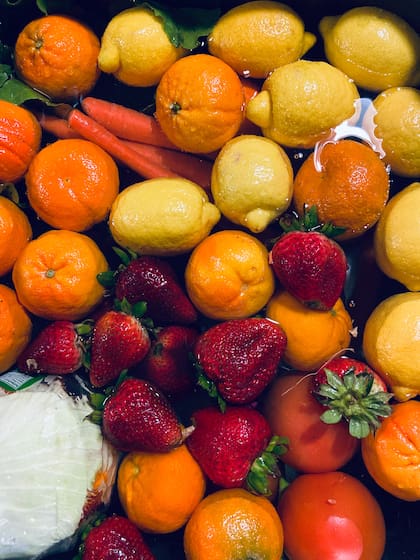 Vitamina C: se puede encontrar en frutas, jugos cítricos (naranja o pomelo), papa, tomate, frutillas, brócoli, morrones, espinacas y coles de Bruselas 