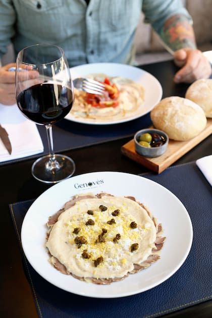 Vitel toné con alcaparras fritas.