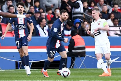 Vitinha y Lionel Leo Messi durante un partido de PSG ante Rennes, por la Ligue, el 19 de marzo de 2023
