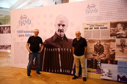 Vito Amalfitano y Marcelo Marán en uno de los sectores de la muestra que repasa la trayectoria de la sala Astor Piazzolla